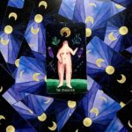 Stylizowana ilustracja Hanny Tricoire przedstawiająca nagą kobietę na karcie tarota podpisanej The Magician. Kobieta stoi pod półksiężycem, wokół niej są dwa fioletowe kryształy i cztery zielone gałązki roślin, tło karty to trawa w kilku odcieniach zieleni i czarne niebo z gwiazdami. Karta z kobietą leży na stercie kart z widocznymi rewersami, na rewersach jest 5 faz księżyca na niebiesko-czarnym gradientowym tle.